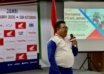 Assistant Manager Marketing Communication Honda Sinsen, Frank Setia, memberikan pemaparan pada Technical Meeting Honda DBL 2026 Jambi di Gedung Main Dealer Sinsen Honda Jambi, Kamis (30/1/2026), (Dok. Sinsen)