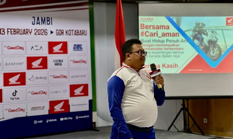 Assistant Manager Marketing Communication Honda Sinsen, Frank Setia, memberikan pemaparan pada Technical Meeting Honda DBL 2026 Jambi di Gedung Main Dealer Sinsen Honda Jambi, Kamis (30/1/2026), (Dok. Sinsen)