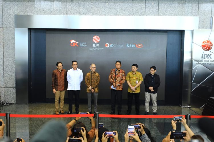 Pimpinan Otoritas Jasa Keuangan (OJK) bersama jajaran Bursa Efek Indonesia (BEI) menyampaikan keterangan pers terkait pengunduran diri Direktur Utama BEI dan langkah-langkah menjaga stabilitas pasar modal di Gedung BEI, Jakarta, Jumat (30/1/2026). (Dok. Humas OJK Jambi)