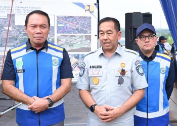 Direktur Utama Jasa Raharja bersama Kakorlantas Polri dan jajaran Jasa Marga saat meninjau kesiapan Tol Jakarta–Cikampek II Selatan sebagai jalur alternatif menghadapi arus mudik dan arus balik Idulfitri 2026. (Dok. Humas JR Jambi)