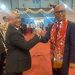 Ketua Umum KONI Provinsi Jambi AKBP Mat Sanusi (kiri) berjabat tangan dengan Ketua KONI Kabupaten Bungo Mahili usai pelantikan dan pengukuhan pengurus KONI Kabupaten Bungo periode 2025–2029 di GOR Serunai Baru, Muaro Bungo, Sabtu (31/1/2026). (Dok. Nanang)
