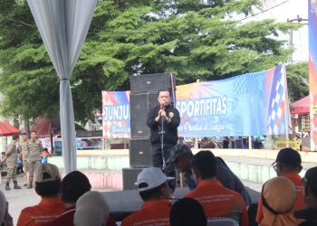 Gubernur Jambi Al Haris memberikan sambutan saat membuka Lomba Pacu Perahu Tingkat Provinsi Jambi Tahun 2026 dalam rangka peringatan HUT ke-69 Provinsi Jambi di kawasan Sanggar Batik Seberang, Kota Jambi, Sabtu (31/1/2026). (Dok. Erit)