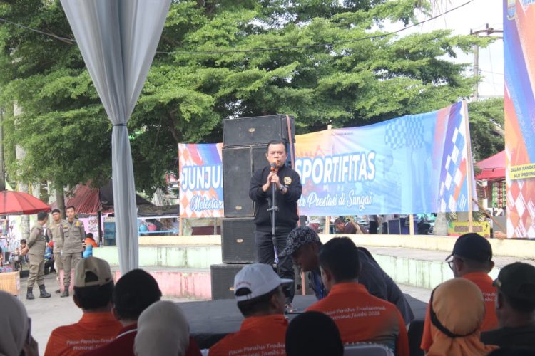 Gubernur Jambi Al Haris memberikan sambutan saat membuka Lomba Pacu Perahu Tingkat Provinsi Jambi Tahun 2026 dalam rangka peringatan HUT ke-69 Provinsi Jambi di kawasan Sanggar Batik Seberang, Kota Jambi, Sabtu (31/1/2026). (Dok. Erit)