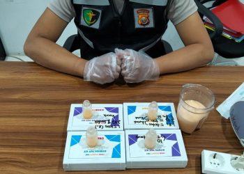 Tim Food Safety (FS) MBG Polda Bengkulu melakukan pemeriksaan makanan di Dapur MBG SPPG Kandang Mas, Jumat (23/1/2026). (Dok/yola)