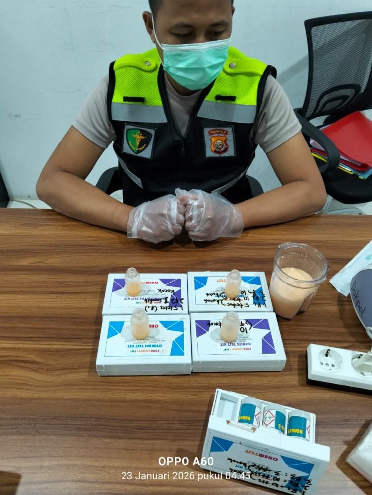 Tim Food Safety (FS) MBG Polda Bengkulu melakukan pemeriksaan makanan di Dapur MBG SPPG Kandang Mas, Jumat (23/1/2026). (Dok/yola)