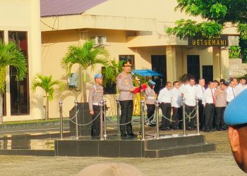 Kabid Hukum Polda Bengkulu memimpin apel pagi personel Polda Bengkulu yang berlangsung di Lapangan Anton Soejarwo, Senin (26/01/2026).  (Dok/yola)