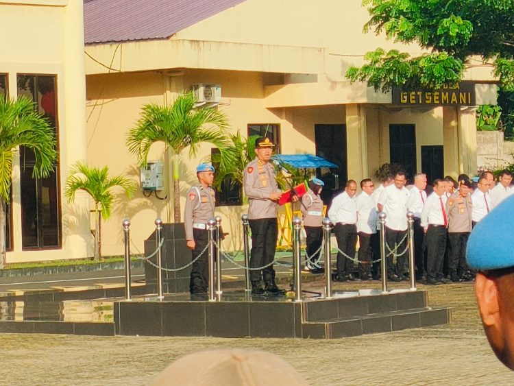 Kabid Hukum Polda Bengkulu memimpin apel pagi personel Polda Bengkulu yang berlangsung di Lapangan Anton Soejarwo, Senin (26/01/2026). (Dok/yola)