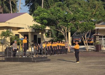 Kabid Propam Polda Bengkulu Kombes Pol Sugeng Pujihartono, S.E., M.H. memimpin apel olahraga pagi yang digelar di Lapangan Anton Soejarwo Polda Bengkulu, Selasa (27/01/2026). (Dok/yola)