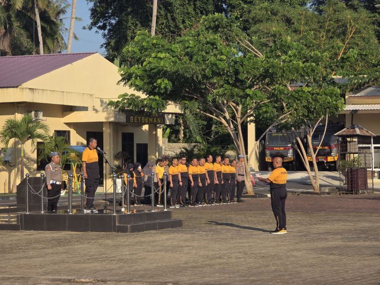 Kabid Propam Polda Bengkulu Kombes Pol Sugeng Pujihartono, S.E., M.H. memimpin apel olahraga pagi yang digelar di Lapangan Anton Soejarwo Polda Bengkulu, Selasa (27/01/2026). (Dok/yola)