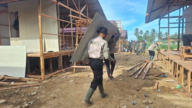 Polri membangun 100 unit Hunian Sementara (Huntara) bagi warga terdampak bencana di Kelurahan Kapalo Koto, Kecamatan Pauh, Kota Padang, Senin (19/1/2026). (Dok/yola)