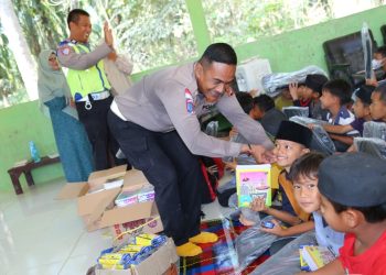 Polres Aceh Tamiang berkolaborasi dengan Universitas Jambi menyalurkan bantuan pendidikan kepada pelajar terdampak banjir di Kabupaten Aceh Tamiang, Rabu (28/1/2026). (Dok/yola)