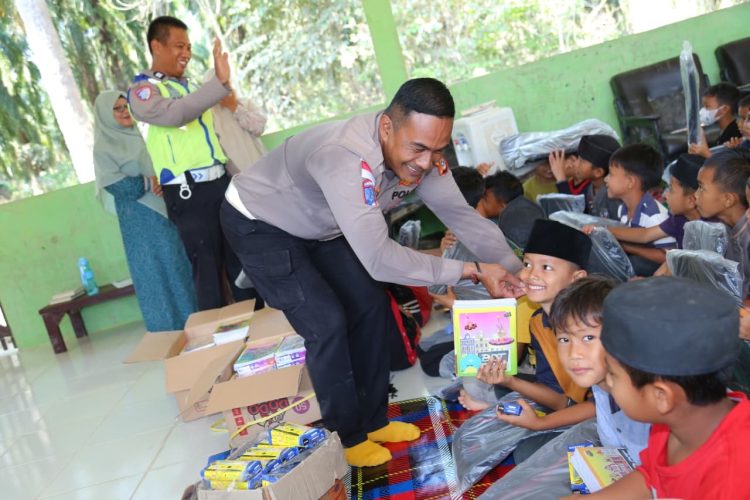 Polres Aceh Tamiang berkolaborasi dengan Universitas Jambi menyalurkan bantuan pendidikan kepada pelajar terdampak banjir di Kabupaten Aceh Tamiang, Rabu (28/1/2026). (Dok/yola)