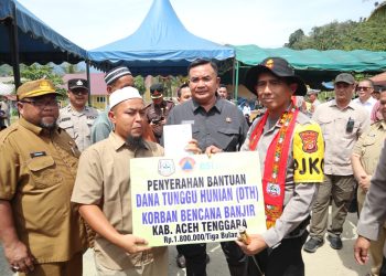 Kapolda Aceh Irjen Pol. Drs. Marzuki Ali Basyah menyerahkan bantuan kemanusiaan bencana banjir bandang yang rumahnya hanyut di Kecamatan Ketambe, Kabupaten Aceh Tenggara, Selasa (20/1/2026). (Dok/yola)