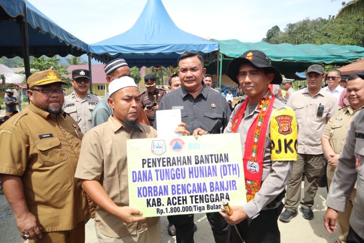 Kapolda Aceh Irjen Pol. Drs. Marzuki Ali Basyah menyerahkan bantuan kemanusiaan bencana banjir bandang yang rumahnya hanyut di Kecamatan Ketambe, Kabupaten Aceh Tenggara, Selasa (20/1/2026). (Dok/yola)