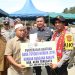 Kapolda Aceh Irjen Pol. Drs. Marzuki Ali Basyah menyerahkan bantuan kemanusiaan bencana banjir bandang yang rumahnya hanyut di Kecamatan Ketambe, Kabupaten Aceh Tenggara, Selasa (20/1/2026). (Dok/yola)