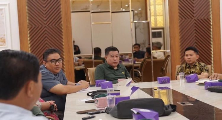 Kepala Dinas PUTR Provinsi Jambi, Muzakir dan Komisi III DPRD Kabupaten Merangin menggelar rapat koordinasi di Ruang Rapat Kerja Dinas PUTR Provinsi Jambi (Dok. Humas)