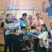 Wamen PU Diana Kusumastuti menyerhakan piala kepada para Juara Turnamen Gateball Gubernur Jambi Cup 2026 di Lapangan Dinas PUPR Provinsi Jambi, Kamis (8/1/2026). (Dok. Daus)