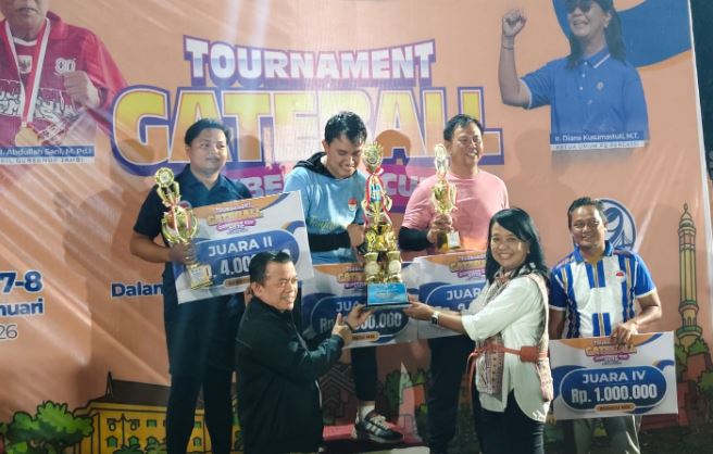Wamen PU Diana Kusumastuti menyerhakan piala kepada para Juara Turnamen Gateball Gubernur Jambi Cup 2026 di Lapangan Dinas PUPR Provinsi Jambi, Kamis (8/1/2026). (Dok. Daus)