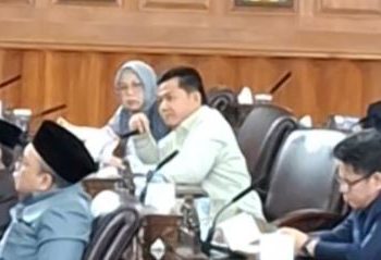 Anggota DPRD Provinsi Jambi Fraksi Partai Gerindra, Hambali, menyampaikan keluhan tenaga medis RSUD Raden Mattaher Jambi dalam rapat paripurna DPRD Provinsi Jambi, Senin (26/1/2026). (Dok. Stepanus)