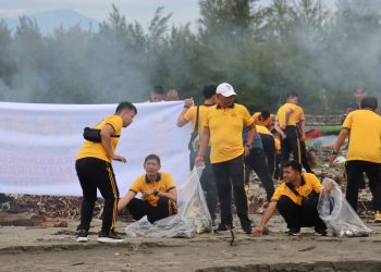 Polresta Bengkulu bersama instansi terkait melaksanakan kegiatan Gerakan Membersihkan Pantai Rame-rame di kawasan wisata Pantai Zakat, Jumat (06/02/2026). (Dok/yl)