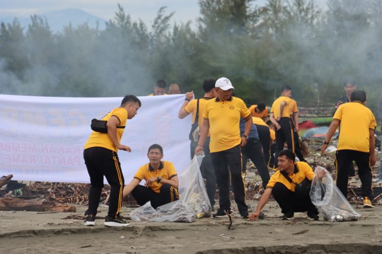 Polresta Bengkulu bersama instansi terkait melaksanakan kegiatan Gerakan Membersihkan Pantai Rame-rame di kawasan wisata Pantai Zakat, Jumat (06/02/2026). (Dok/yl)