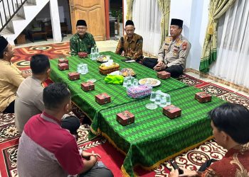 Kapolres Polres Bengkulu Selatan, Awilzan, menggelar silaturahmi di kediaman Ketua MUI Bengkulu Selatan, Jalan Affan Bachsin, Kecamatan Pasar Manna, Kamis (26/2/2026). (Dok/yl)