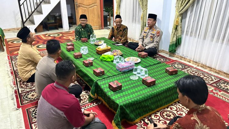 Kapolres Polres Bengkulu Selatan, Awilzan, menggelar silaturahmi di kediaman Ketua MUI Bengkulu Selatan, Jalan Affan Bachsin, Kecamatan Pasar Manna, Kamis (26/2/2026). (Dok/yl)