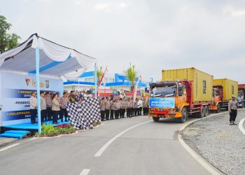 Kapolri Jenderal Listyo Sigit Prabowo melepas bantuan kemanusiaan Polri sebanyak 22 kontainer untuk didistribusikan kepada korban bencana alam, Sabtu (14/2/2026). (Dok/yola)