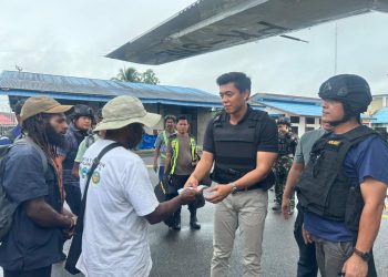 Para penumpang yang selamat secara sukarela mengumpulkan dana dan menitipkannya kepada perwakilan pilot maskapai Smart Air, Senin (16/2/2026). (Dok/yola)