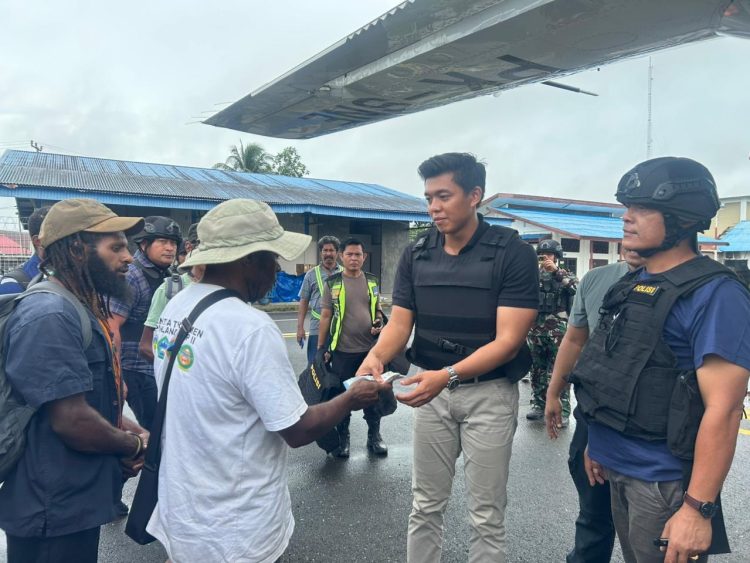Para penumpang yang selamat secara sukarela mengumpulkan dana dan menitipkannya kepada perwakilan pilot maskapai Smart Air, Senin (16/2/2026). (Dok/yola)