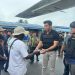 Para penumpang yang selamat secara sukarela mengumpulkan dana dan menitipkannya kepada perwakilan pilot maskapai Smart Air, Senin (16/2/2026). (Dok/yola)