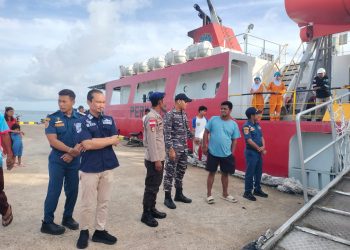 Unit Polairud Polsek Enggano Laksanakan Pengamanan Kedatangan KM Mohammad Husni Thamrin di Pelabuhan Malakoni, Senin (9/2/2026). (Dok/Yola)