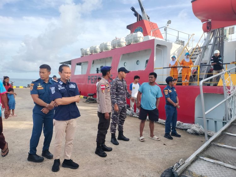 Unit Polairud Polsek Enggano Laksanakan Pengamanan Kedatangan KM Mohammad Husni Thamrin di Pelabuhan Malakoni, Senin (9/2/2026). (Dok/Yola)