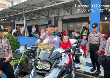 Direktorat Lalu Lintas Polda Bengkulu menerima kunjungan siswa-siswi TK Tunas Harapan dalam kegiatan Outing Class bertajuk Polisi Sahabat Anak, Selasa (3/2/2026). (Dok/Yola)