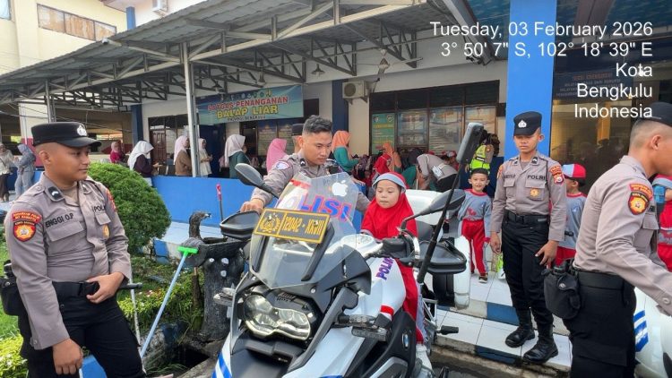 Direktorat Lalu Lintas Polda Bengkulu menerima kunjungan siswa-siswi TK Tunas Harapan dalam kegiatan Outing Class bertajuk Polisi Sahabat Anak, Selasa (3/2/2026). (Dok/Yola)