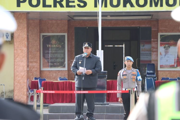 Apel dipimpin langsung oleh Choirul Huda dan didampingi Kapolres Mukomuko AKBP Riky Crisma Wardana, Selasa (24/2/2026). (Dok/Dd)