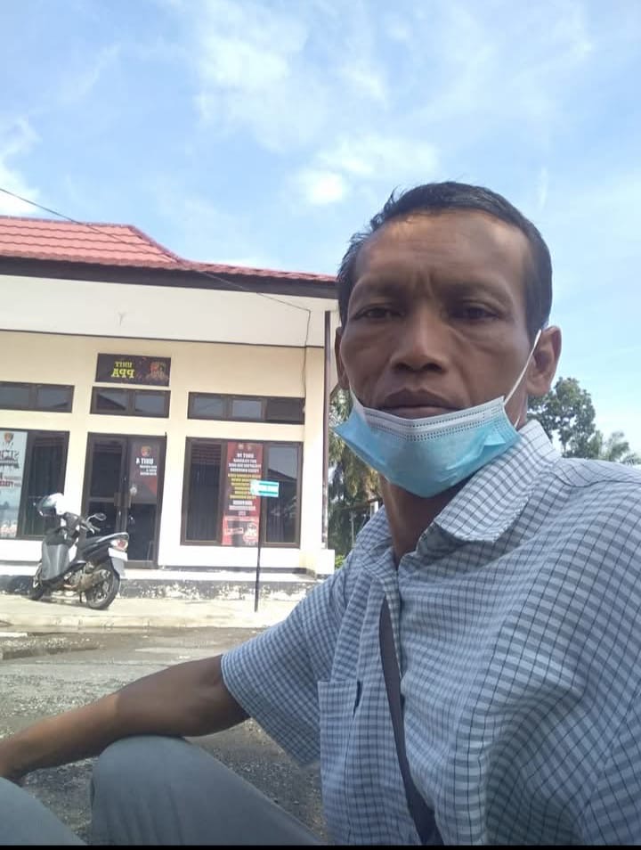 Salah seorang warga MMC, Sulbani, menyampaikan kepada awak media bahwa area yang dikenal sebagai Batu Tambun Divisi 5 diduga berada di dalam batas Desa Tanjung Jaya dan MMC, Selasa (17/2/2026). (Dok/Dd)