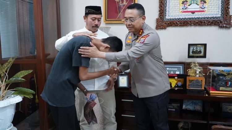 Kepala Bidang Hubungan Masyarakat (Kabidhumas) Kombes Pol Ihsan, bersama perwakilan mahasiswa Selasa (24/2/2026). (Dok/yola)