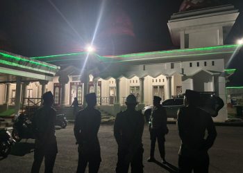 Sejumlah personel Polres Seluma hadir dalam kegiatan Safari Kultum Subuh Keliling, Masjid Agung Baitul Falihin, Kelurahan Pasar Tais, Kecamatan Seluma, Rabu (25/2/2026) dini hari. (Dok/yola)