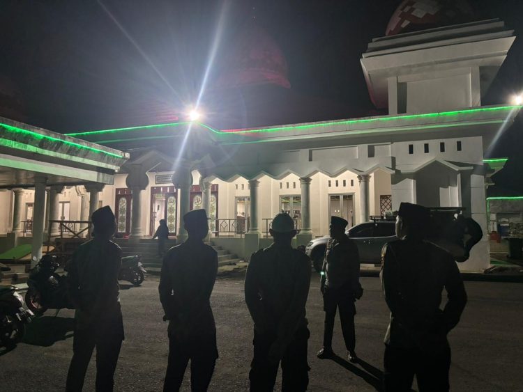 Sejumlah personel Polres Seluma hadir dalam kegiatan Safari Kultum Subuh Keliling, Masjid Agung Baitul Falihin, Kelurahan Pasar Tais, Kecamatan Seluma, Rabu (25/2/2026) dini hari. (Dok/yola)