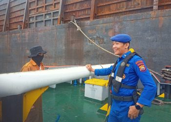 Bripka Misno melaksanakan patroli perairan Pulau Baai menggunakan Kapal Polisi XXVII-2002, Kamis (19/2/2026). (Dok/yola)
