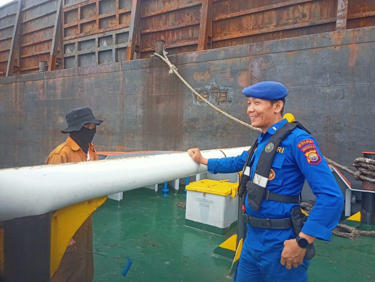 Bripka Misno melaksanakan patroli perairan Pulau Baai menggunakan Kapal Polisi XXVII-2002, Kamis (19/2/2026). (Dok/yola)