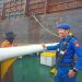 Bripka Misno melaksanakan patroli perairan Pulau Baai menggunakan Kapal Polisi XXVII-2002, Kamis (19/2/2026). (Dok/yola)