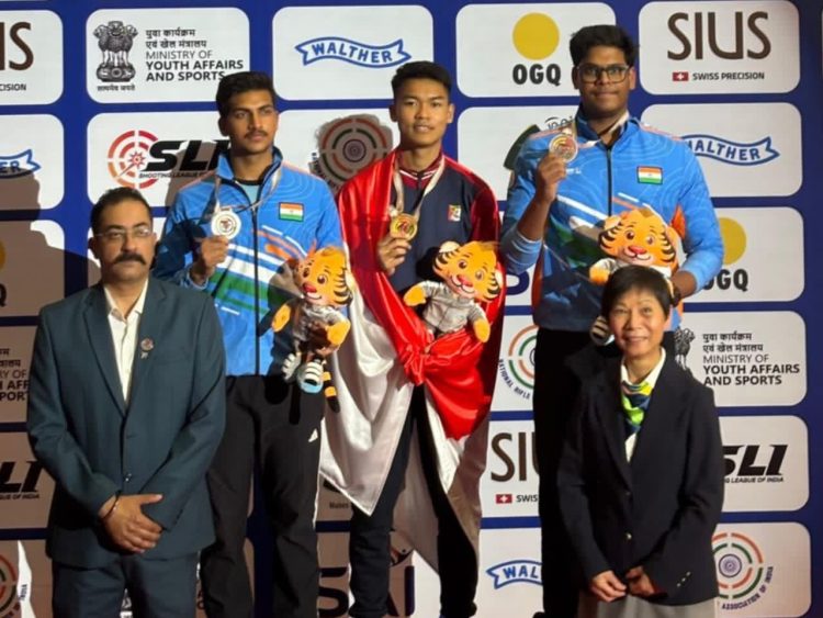 Briptu Muhamad Fawwaz Aditia Farrel, anggota Batalyon C Pelopor Brimob Polda Metro Jaya, menerima medali emas setelah mencatat Rekor Dunia pada nomor 25 Meter Rapid Fire Pistol Men di Asian Rifle/Pistol Championship 2026, New Delhi, India, 14 Februari 2026. (Dok/yola)