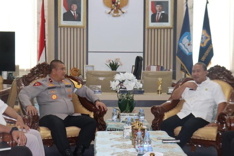 Wakapolda Bengkulu, Brigjen Pol. Dicky Sondani, S.I.K., M.Si., menggelar rapat pembentukan Pusat Studi Kepolisian bersama Rektor UNIB, Dr. Indra Cahyadinata, SP, M.Si., pada Senin (2/2/2026). (Dok/yola)