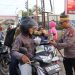 Kapolres Mukomuko, AKBP Riky Crisma Wardana, memimpin langsung kegiatan membagikan lebih dari 100 paket takjil kepada masyarakat, Senin (23/2/2025) sore. (Dok/Dd)