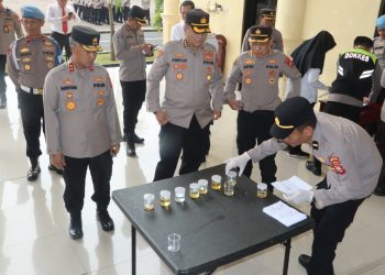 Kapolda Bengkulu Irjen Pol. Mardiyono, awasi kegiatan tes urine secara mendadak di lingkungan Mapolda Bengkulu, Senin (23/2/2026). (Dok/yola)
