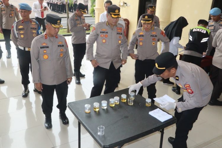 Kapolda Bengkulu Irjen Pol. Mardiyono, awasi kegiatan tes urine secara mendadak di lingkungan Mapolda Bengkulu, Senin (23/2/2026). (Dok/yola)