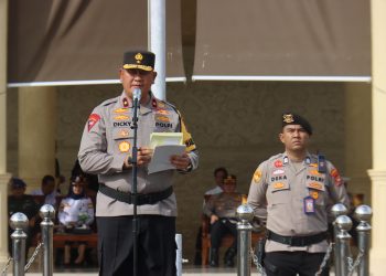 Wakapolda Bengkulu, Brigjen Pol Dicky Sondani, S.I.K., M.H., memimpin apel gelar pasukan Operasi Keselamatan Nala 2026 di Lapangan Anton Soedjarwo Polda Bengkulu, Senin (2/2/2026). (Dok/yola)