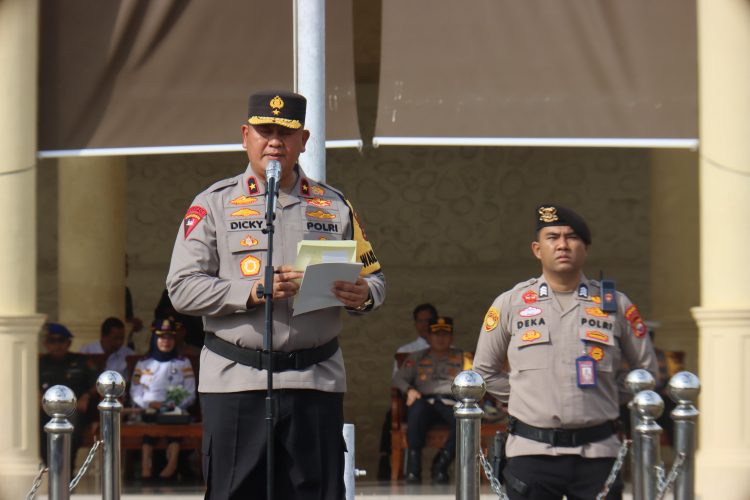 Wakapolda Bengkulu, Brigjen Pol Dicky Sondani, S.I.K., M.H., memimpin apel gelar pasukan Operasi Keselamatan Nala 2026 di Lapangan Anton Soedjarwo Polda Bengkulu, Senin (2/2/2026). (Dok/yola)